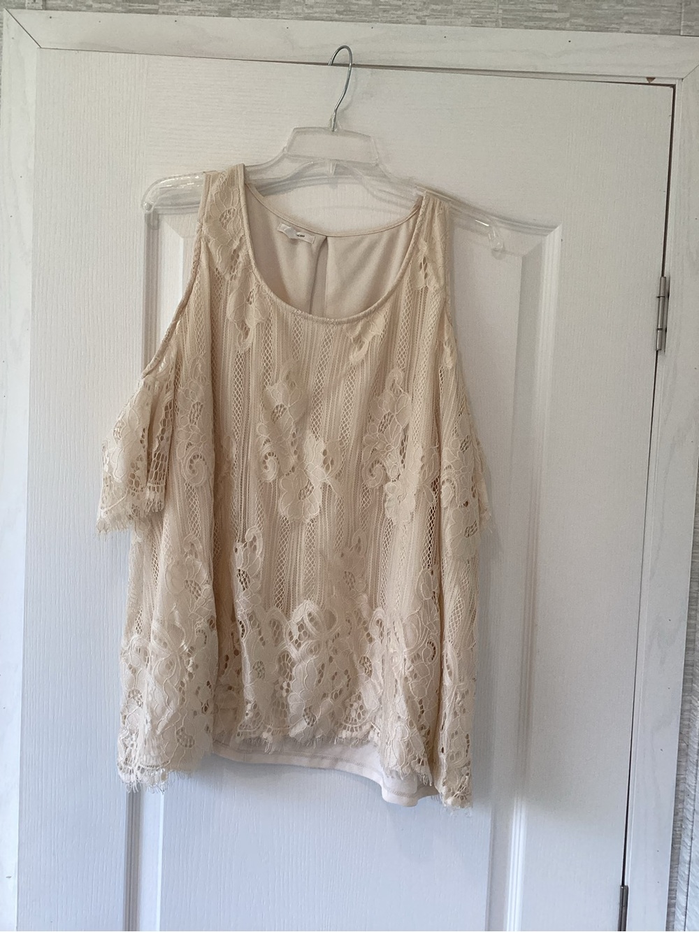Maurices Cream Lace Cold-Shoulder Top 3 EUC